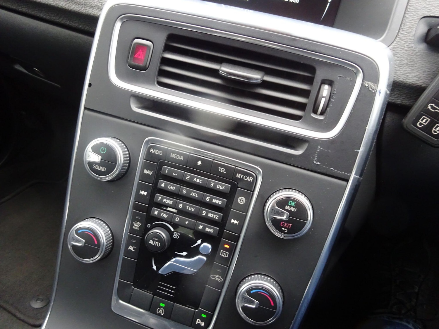 Used Volvo V60 2015 for sale - 77838447: Photo 18