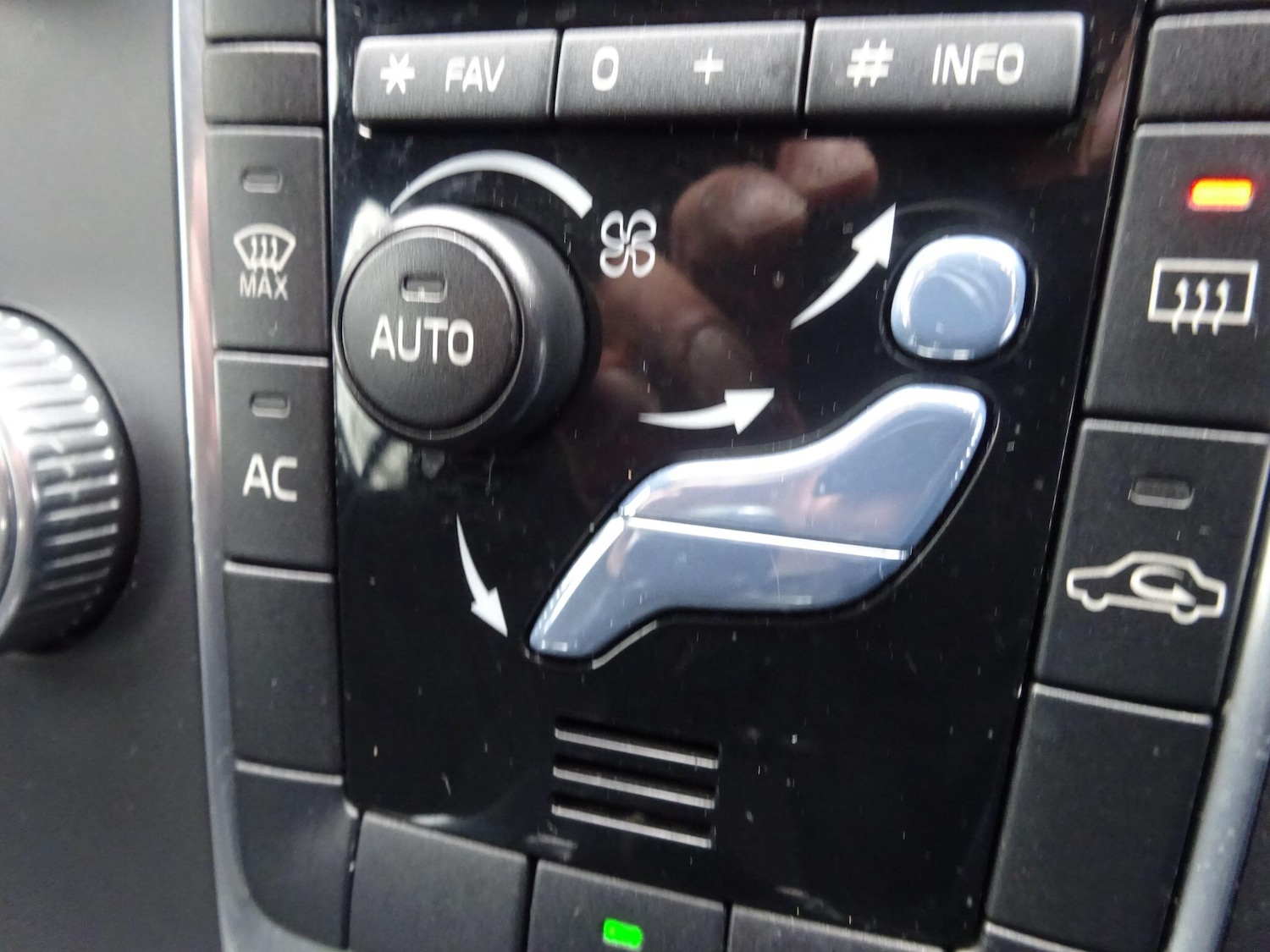 Used Volvo V60 2015 for sale - 77838447: Photo 19