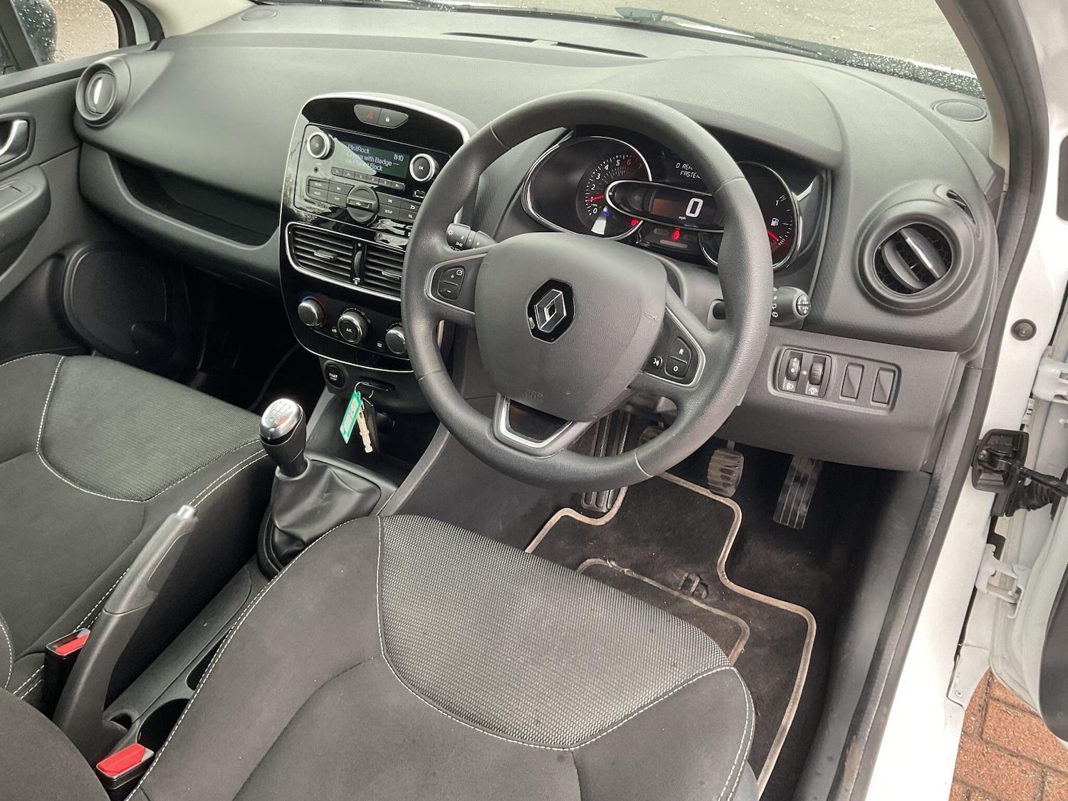 Used Renault Clio for sale - 76360122: Photo 10