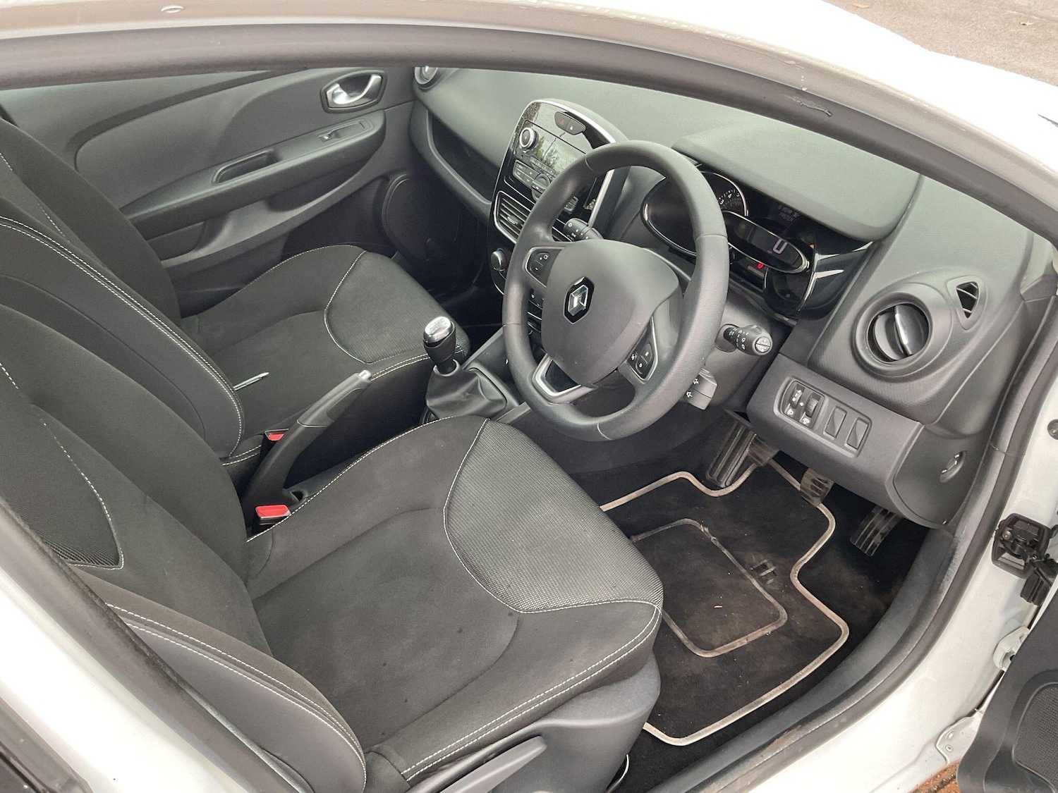 Used Renault Clio for sale - 76360122: Photo 9