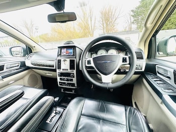 Used Chrysler Grand Voyager 2014 for sale - 76456900: Photo