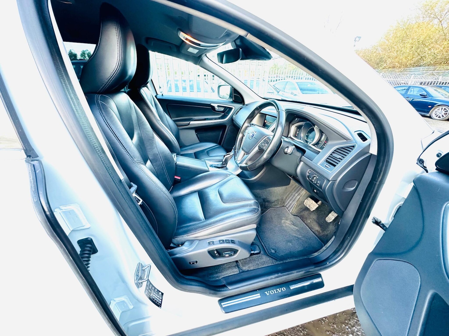 Used Volvo XC60 2017 for sale - 76247337: Photo 2