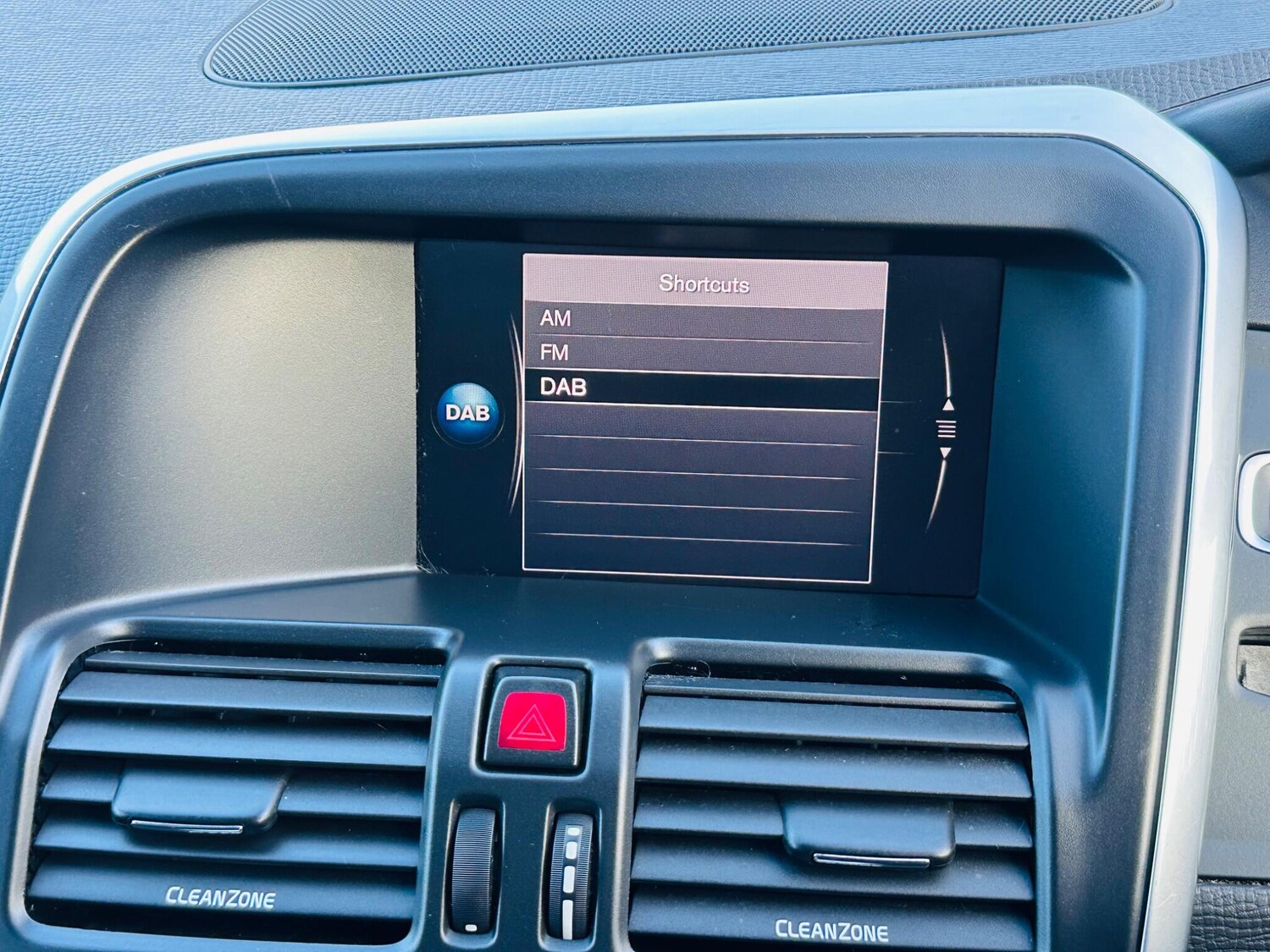 Used Volvo XC60 2017 for sale - 76247337: Photo 32