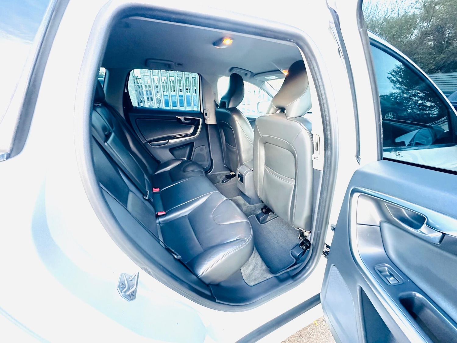 Used Volvo XC60 2017 for sale - 76247337: Photo 4