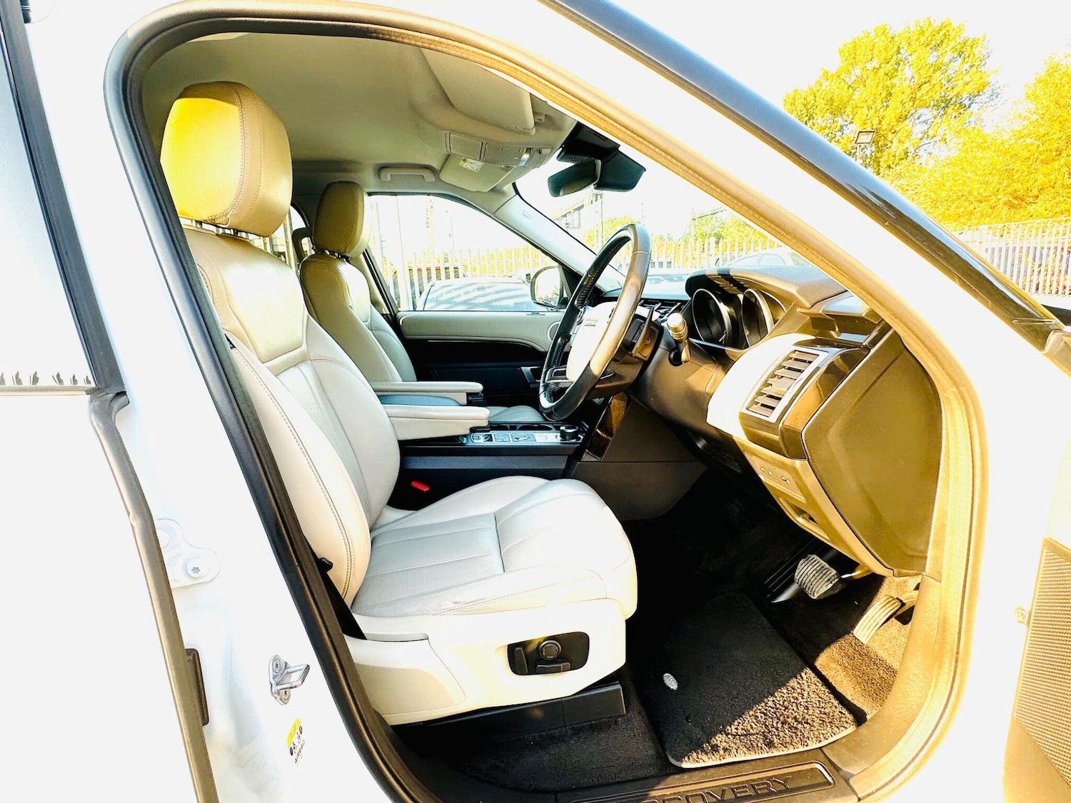 Used Land Rover Discovery 2017 for sale - 75866687: Photo 2