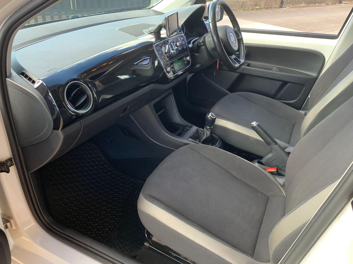 Used Volkswagen up! 2015 for sale - 76020994: Photo 25