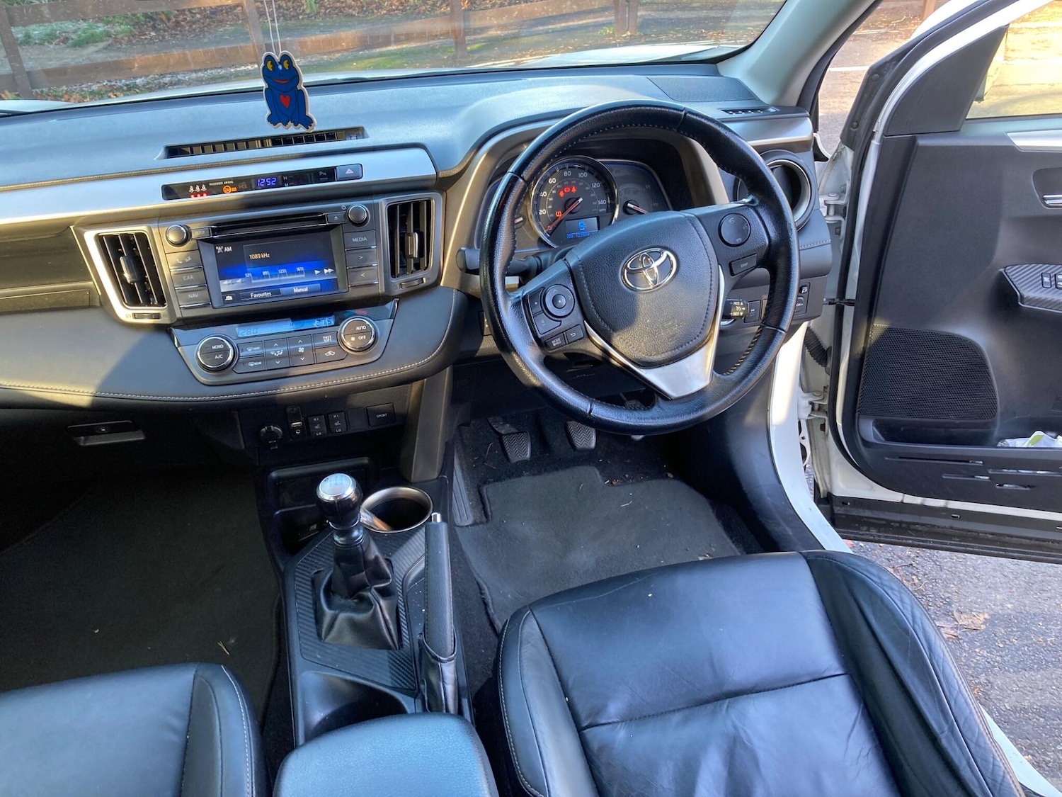 Used Toyota RAV4 2015 for sale - 76634064: Photo 30