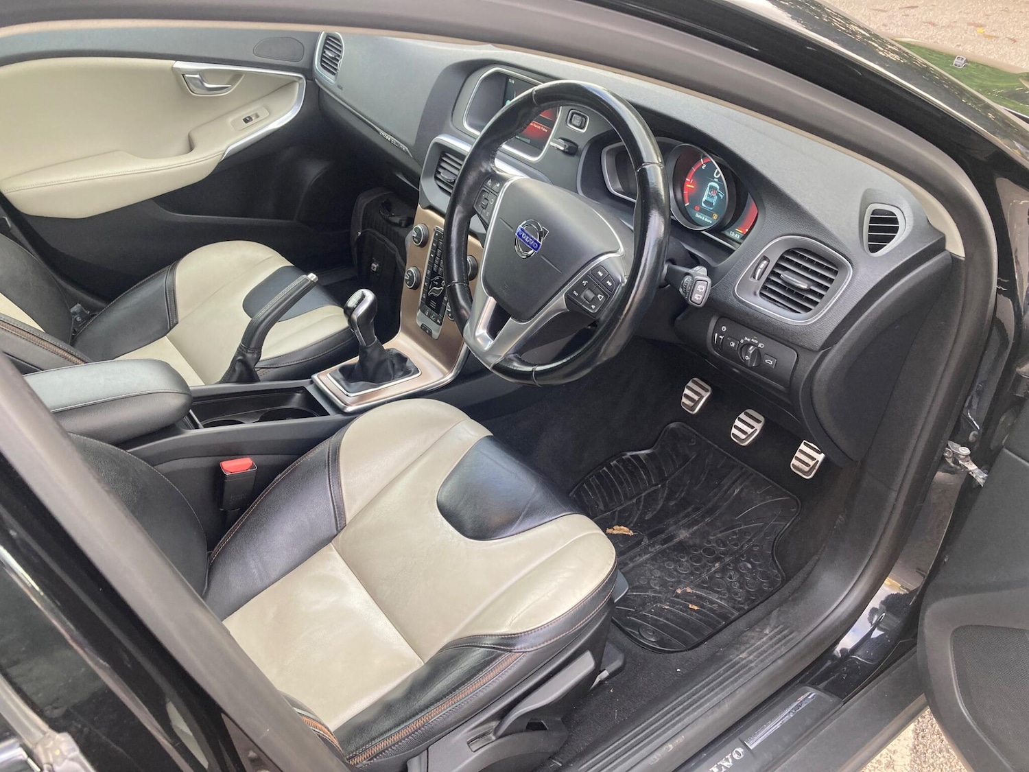 Used Volvo V40 Cross Country 2014 for sale - 76572539: Photo 10