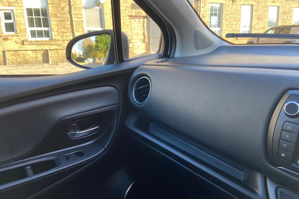 Used Toyota Yaris 2015 for sale - 76604460: Photo 45