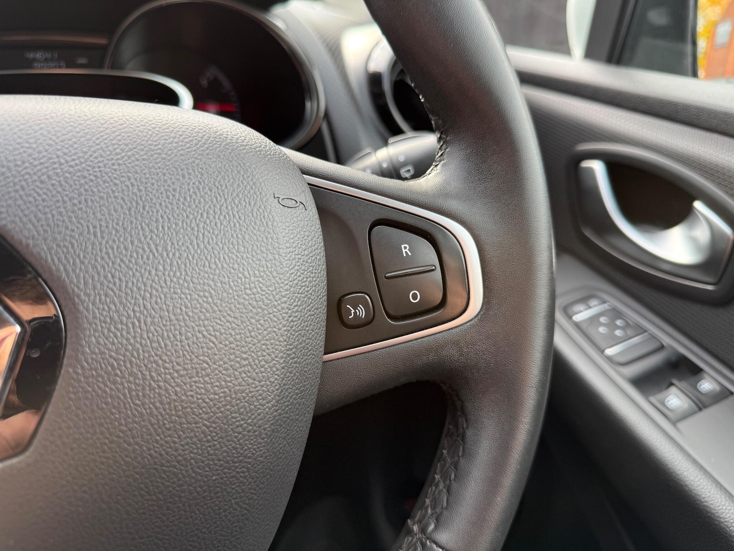Used Renault Clio 2019 for sale - 76314267: Photo 30