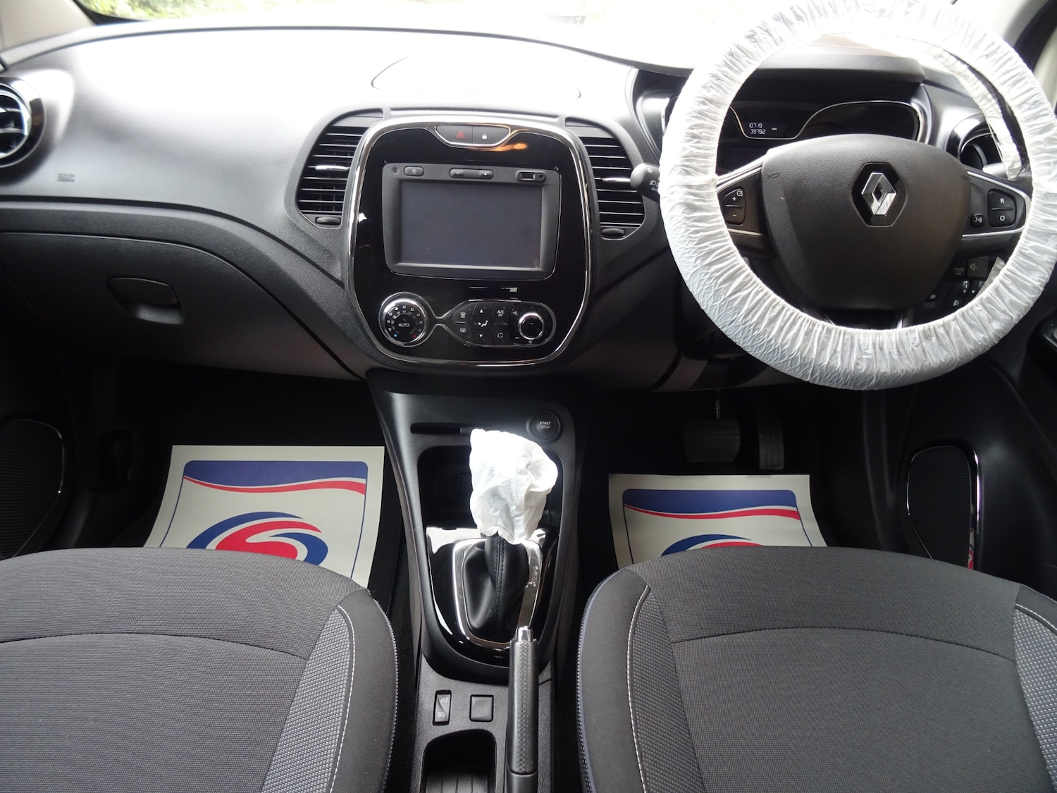 Used Renault Captur 2016 for sale - 76288681: Photo 2