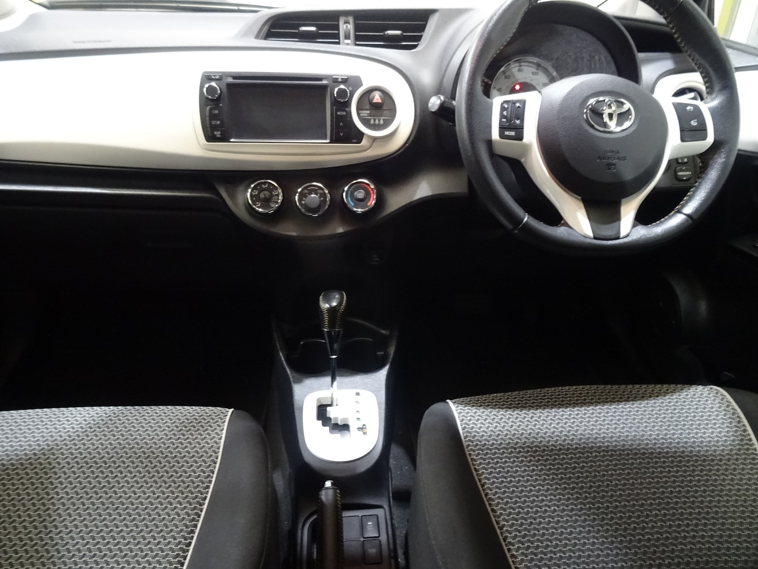 Used Toyota Yaris 2013 for sale - 77045990: Photo 2