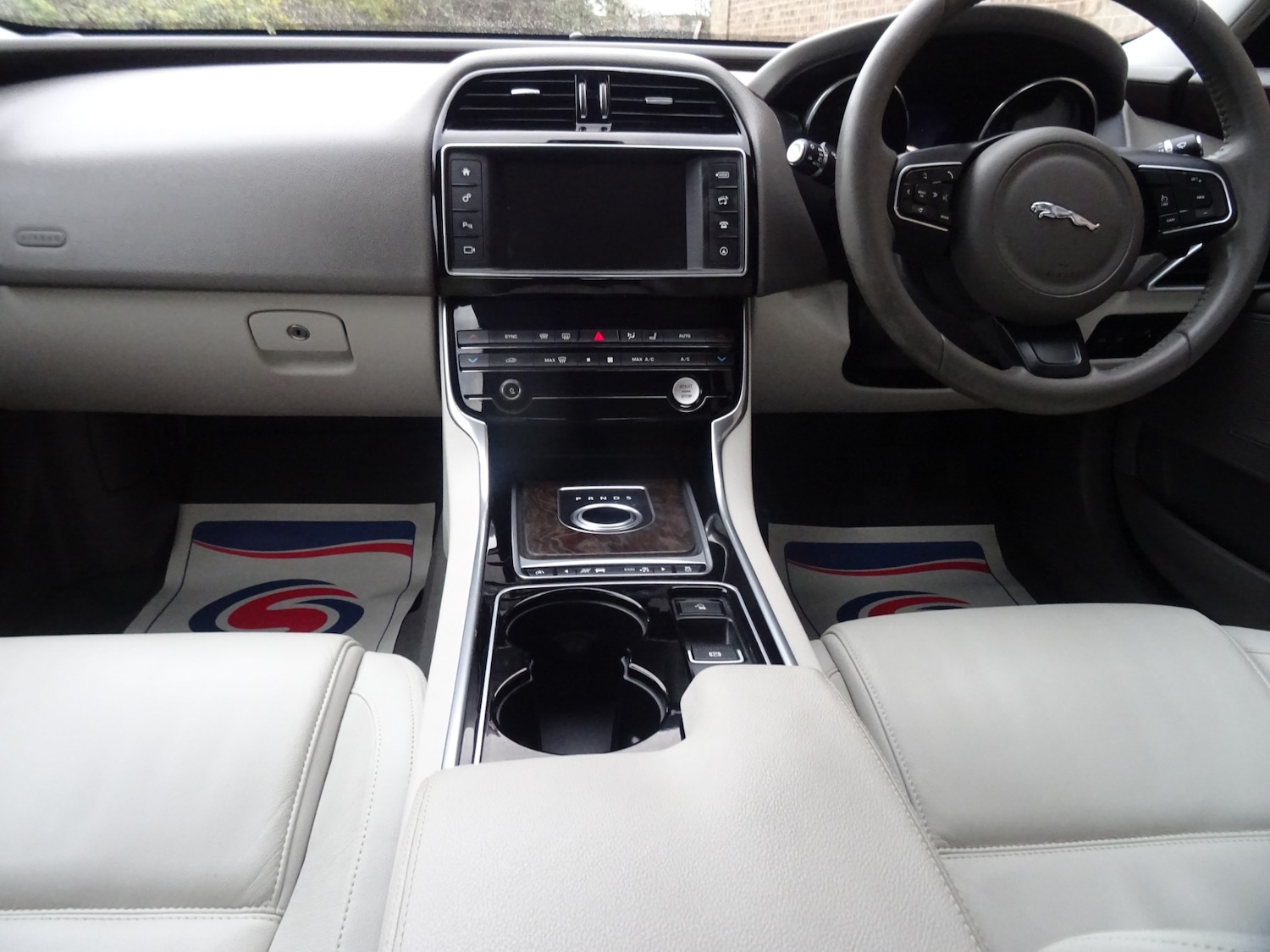 Used Jaguar XE 2015 for sale - 76694274: Photo 22