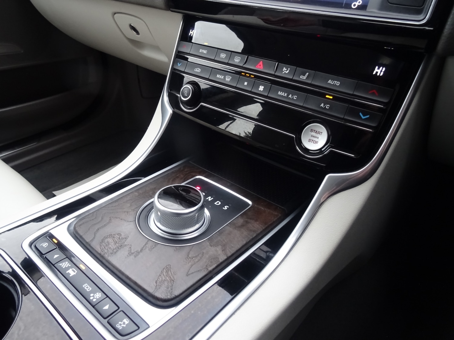 Used Jaguar XE 2015 for sale - 76694274: Photo 24