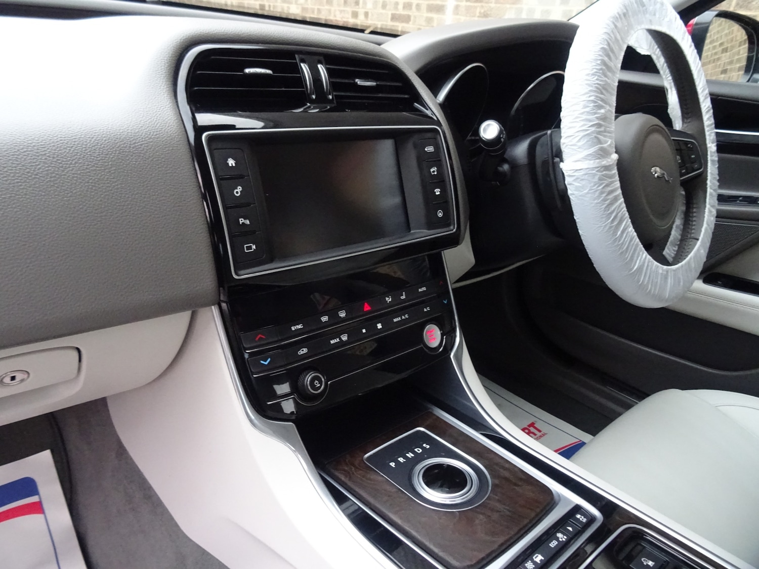 Used Jaguar XE 2015 for sale - 76694274: Photo 26