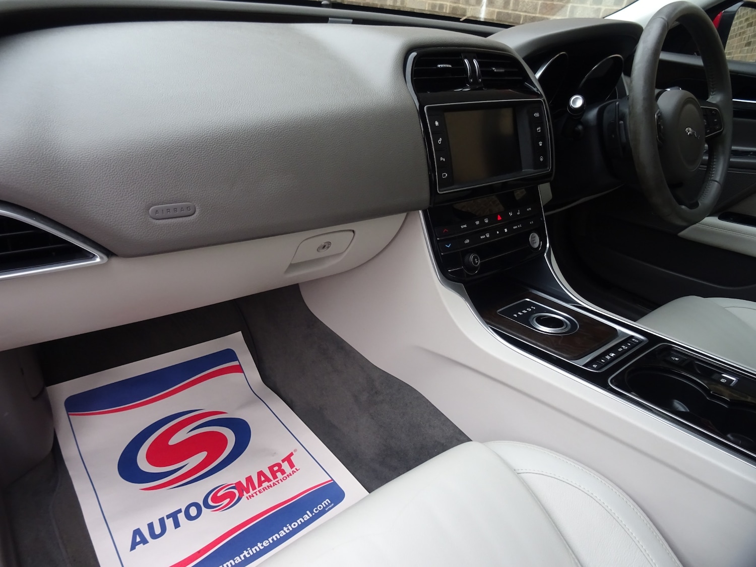 Used Jaguar XE 2015 for sale - 76694274: Photo 27