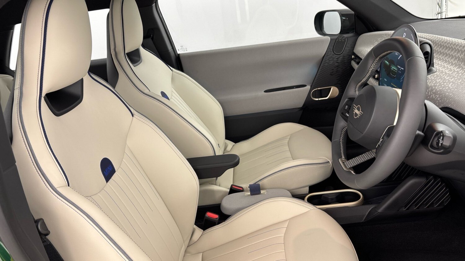2024 MINI Cooper 135kW E Exclusive 41kWh 3dr Auto Electric Hatchback Hatchback E - Picture 11 of 24