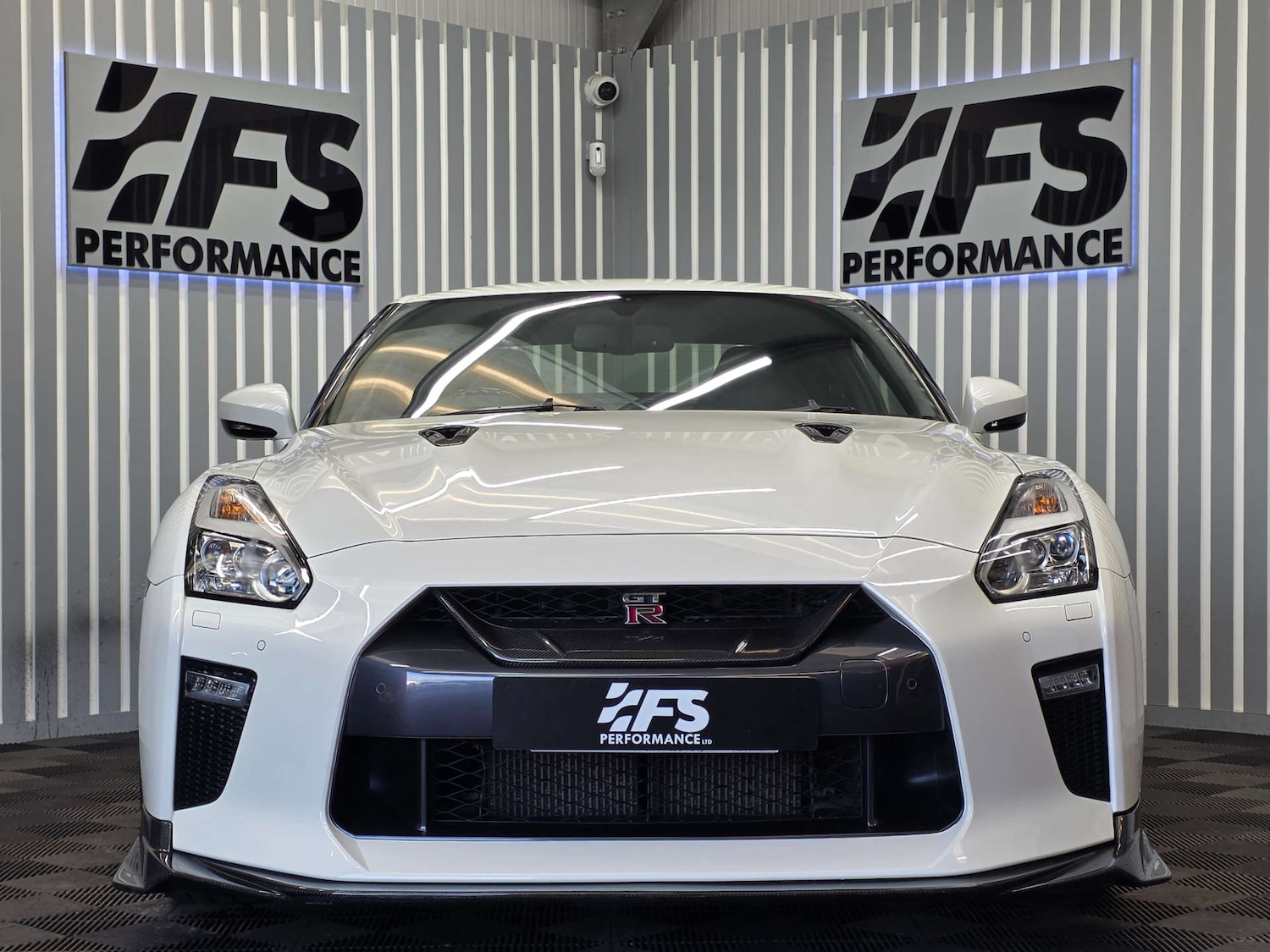 Used Nissan GT-R 2017 for sale - 77022459: Photo 2