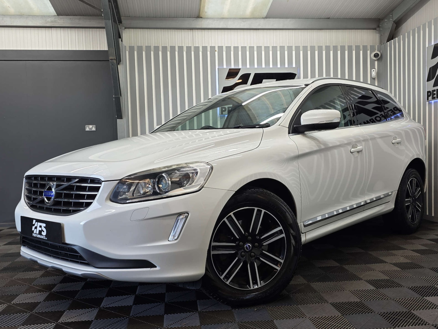 Used Volvo XC60 2015 for sale - 76829767: Photo 3