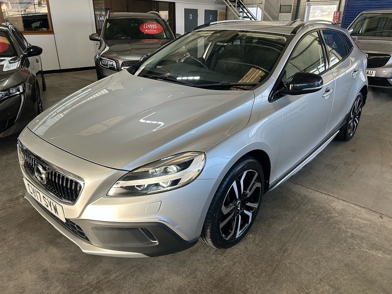 Used Volvo V40 2017 for sale - 77218135: Photo 2