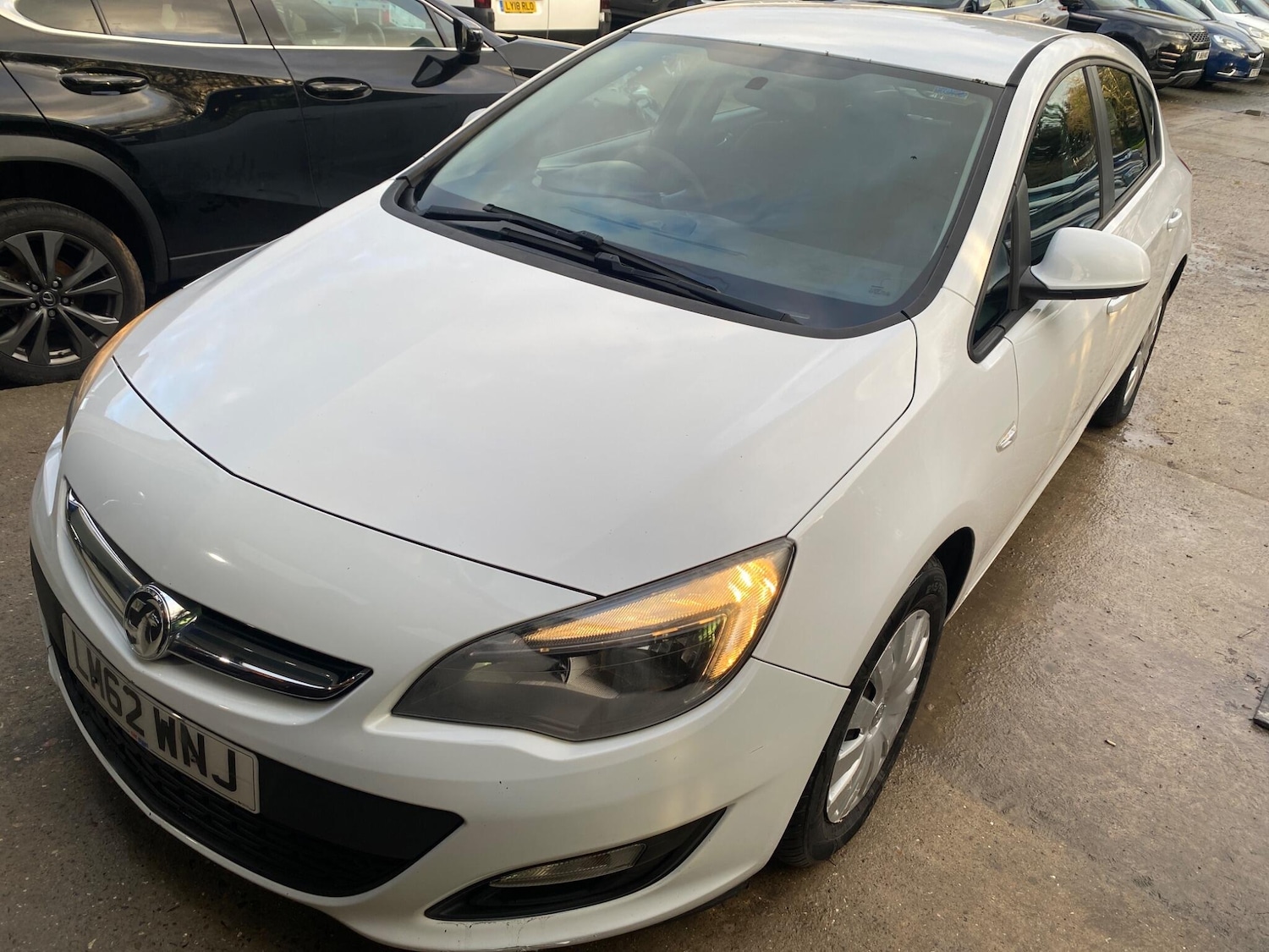 Used Vauxhall Astra 2012 for sale - 77358481: Photo 2