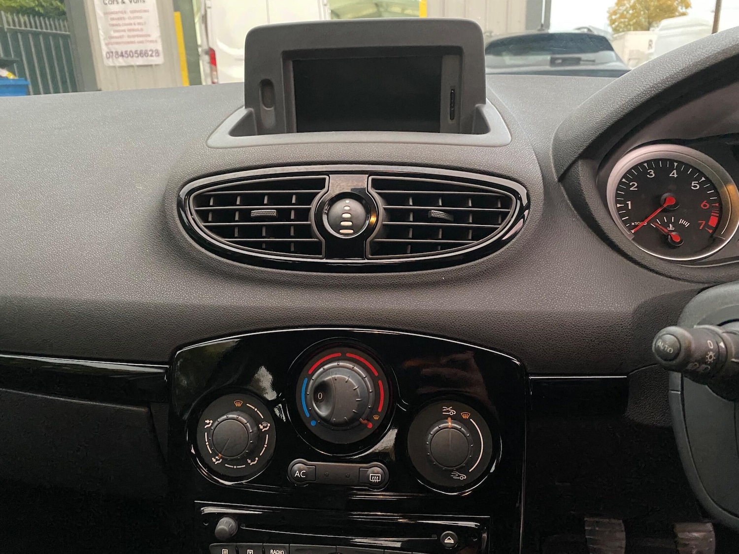 Used Renault Clio 2012 for sale - 76327195: Photo 37