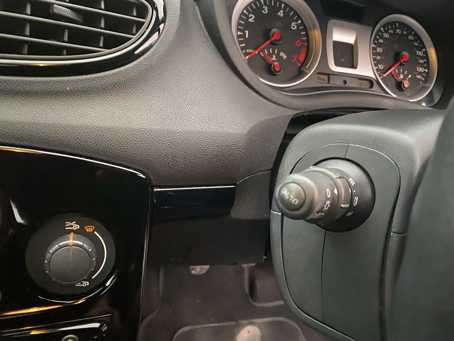 Used Renault Clio 2012 for sale - 76327195: Photo 40