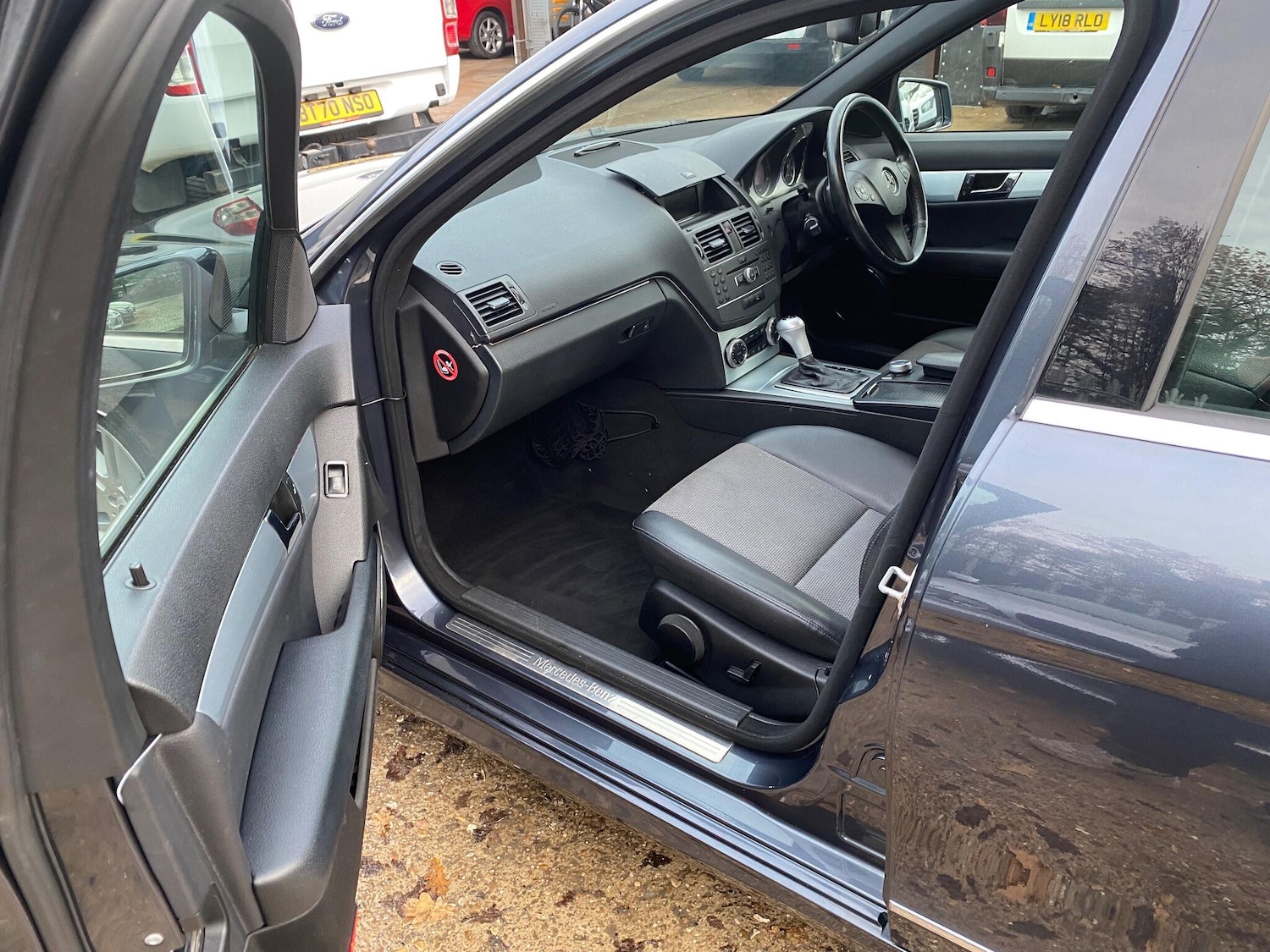 Used Mercedes-Benz C Class 2010 for sale - 76935857: Photo 32