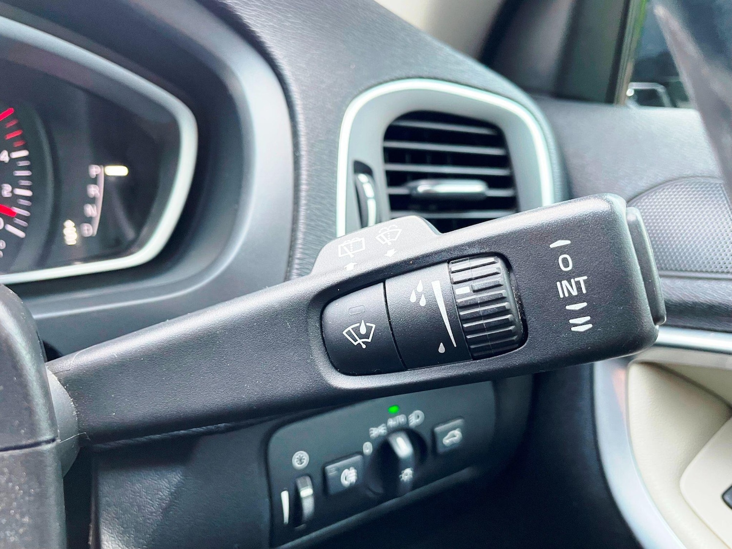 Used Volvo V40 2014 for sale - 77174746: Photo 35