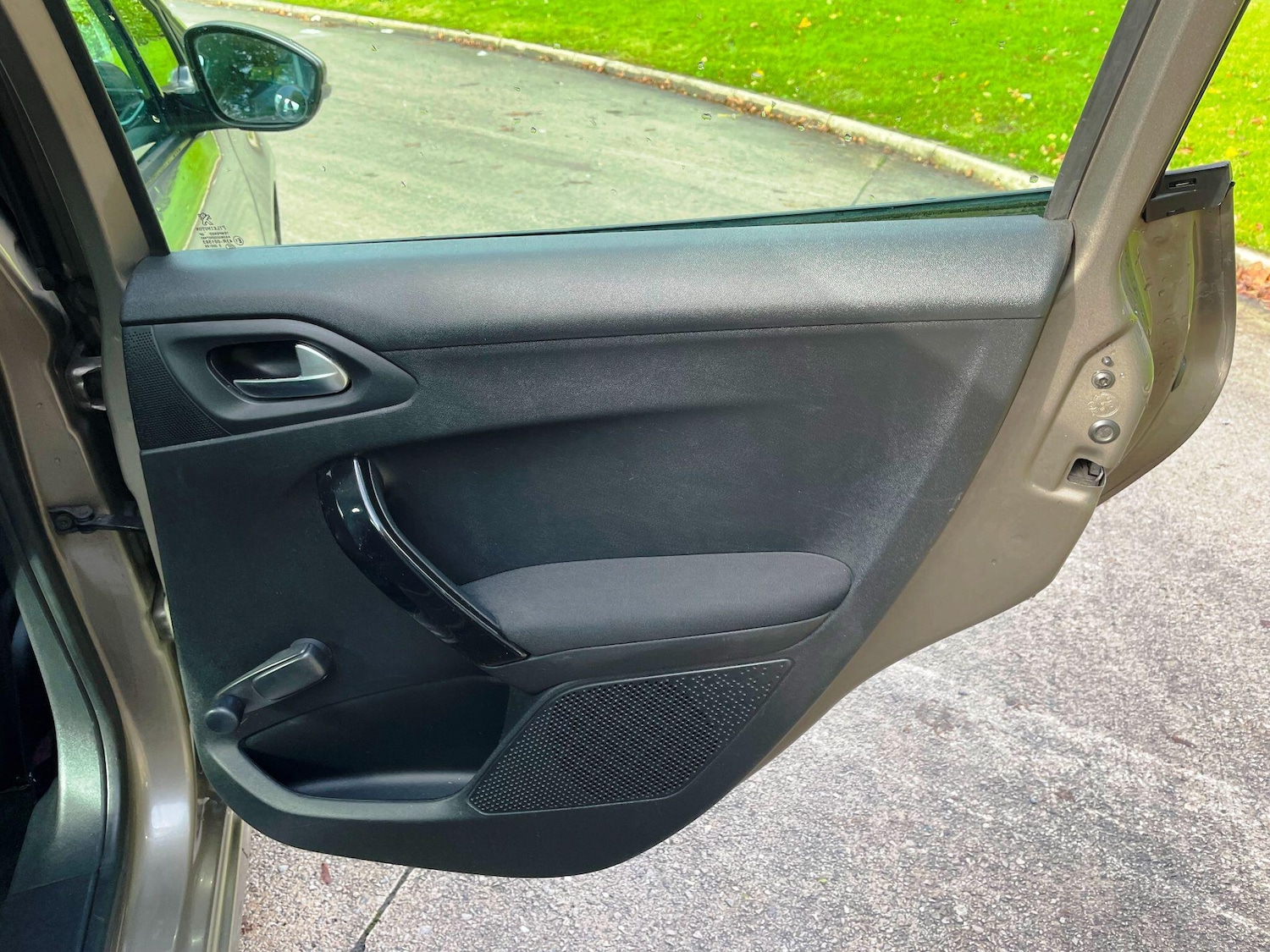 Used Peugeot 208 2014 for sale - 77174701: Photo 31