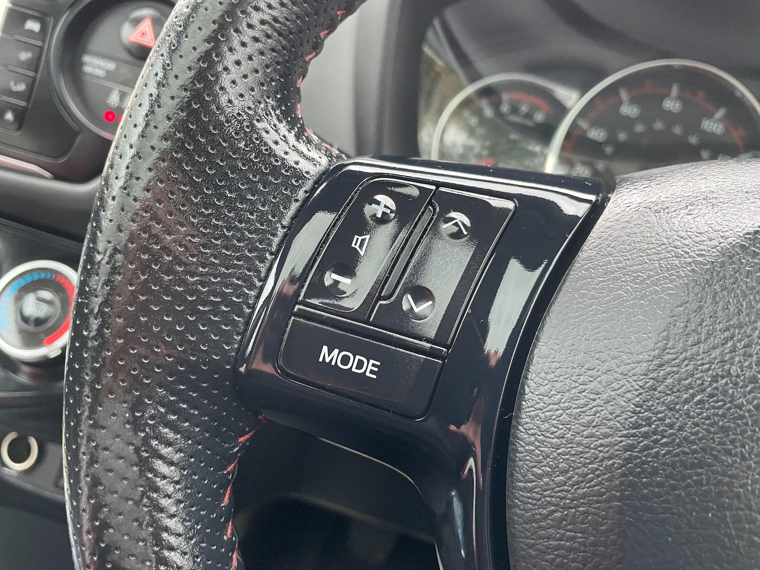 Used Toyota Yaris 2015 for sale - 77174702: Photo 40