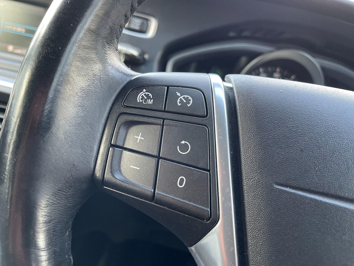 Used Volvo V40 2014 for sale - 77174742: Photo 37