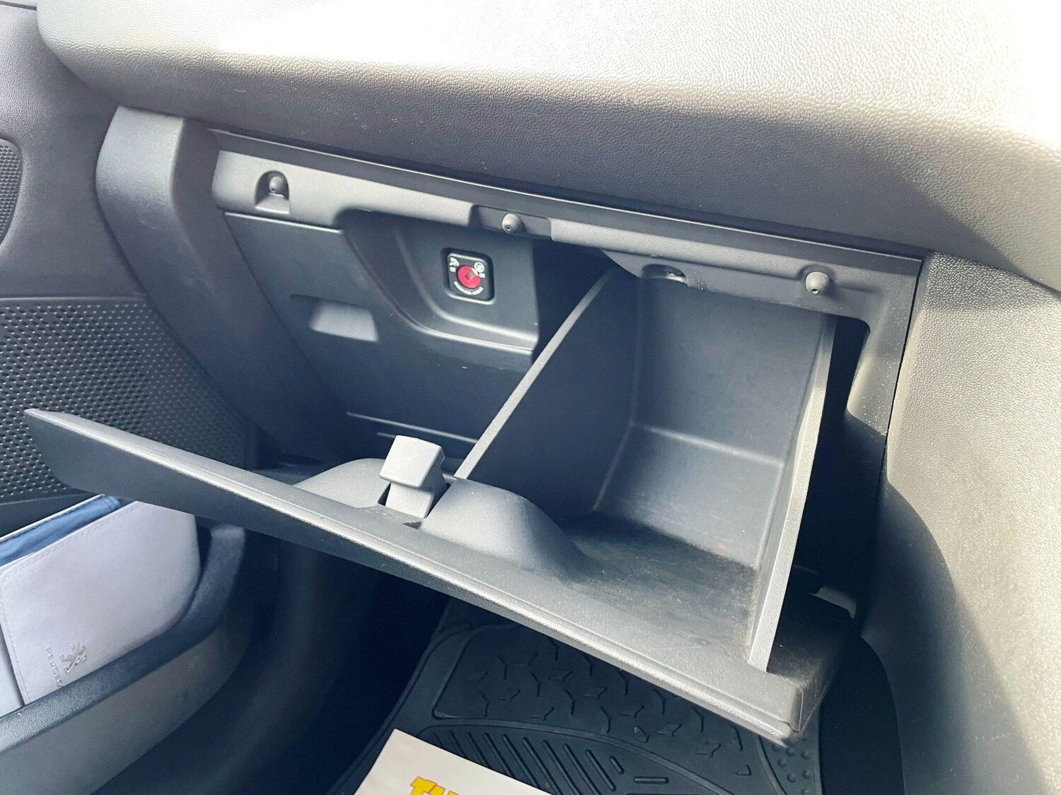 Used Peugeot 208 2013 for sale - 77559114: Photo 43