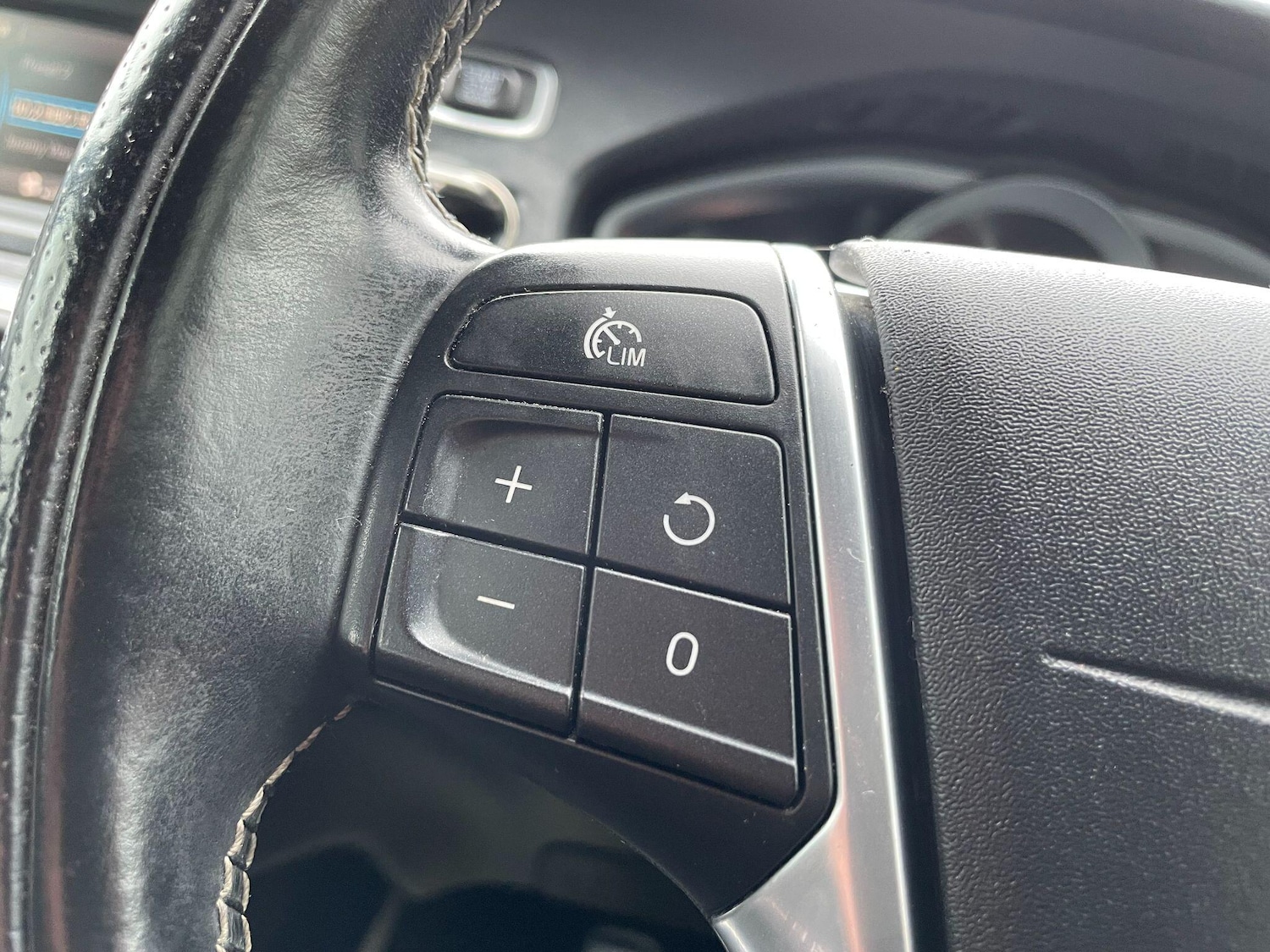 Used Volvo V40 2014 for sale - 77174835: Photo 37