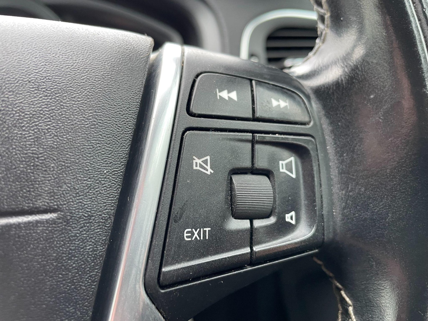 Used Volvo V40 2014 for sale - 77174835: Photo 38