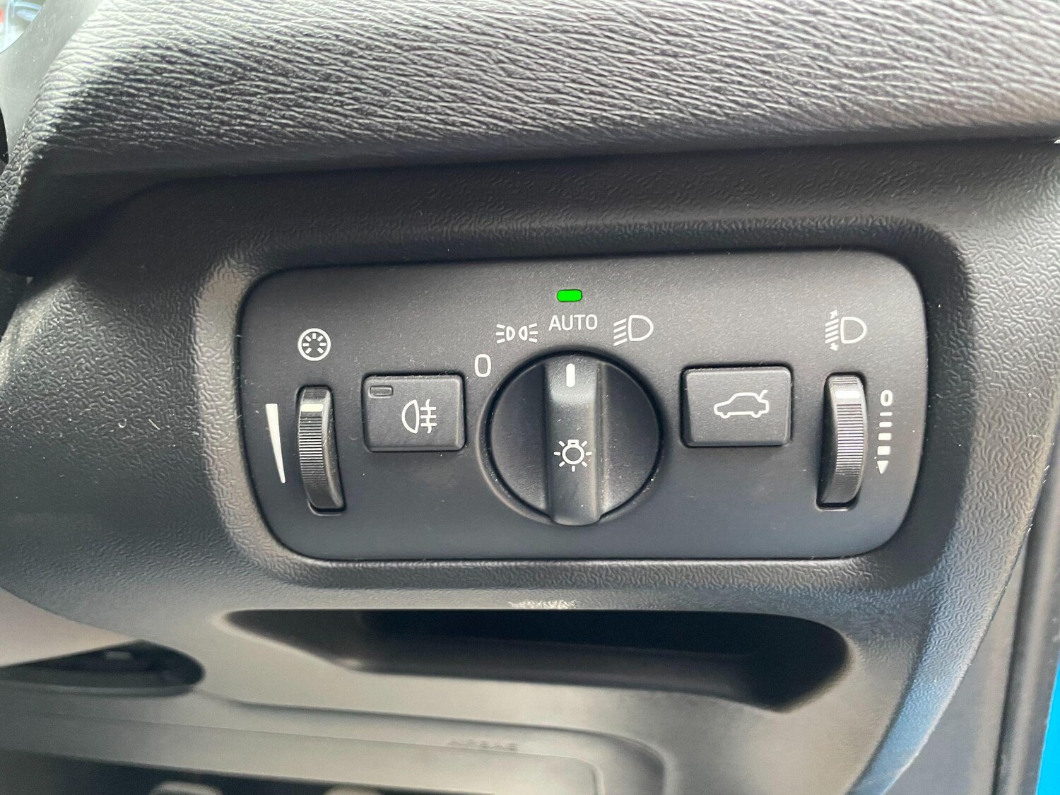 Used Volvo V40 2014 for sale - 77174835: Photo 46