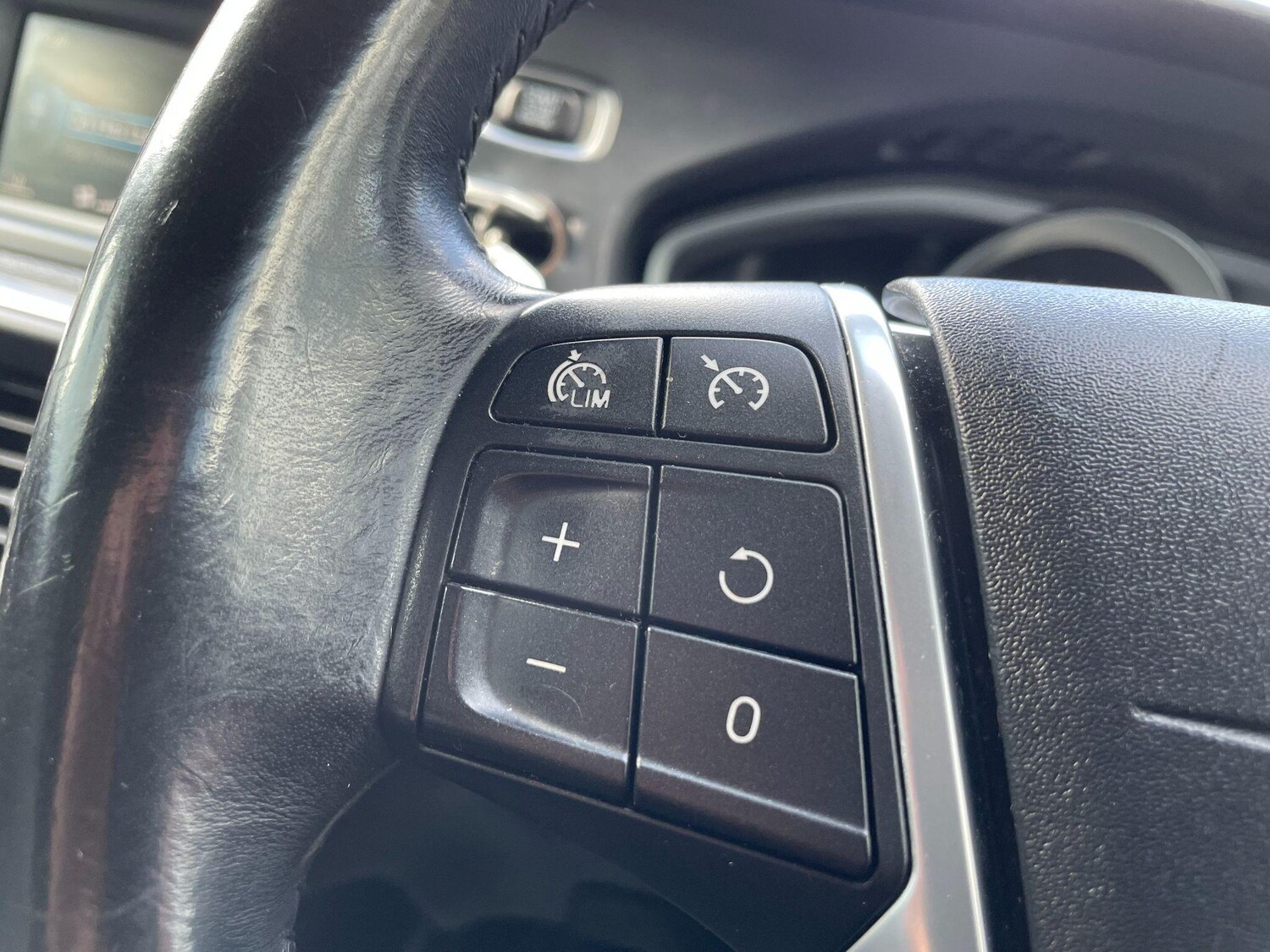 Used Volvo V40 Cross Country for sale - 77852714: Photo 24