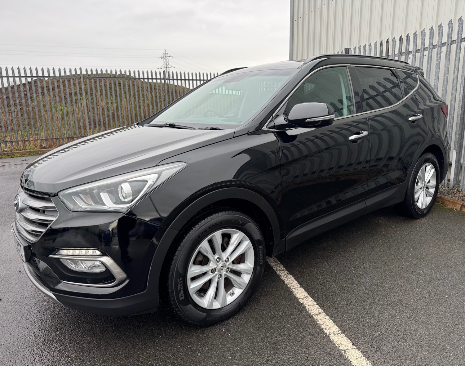 Used Hyundai Santa Fe 2017 for sale - 77165108: Photo 2
