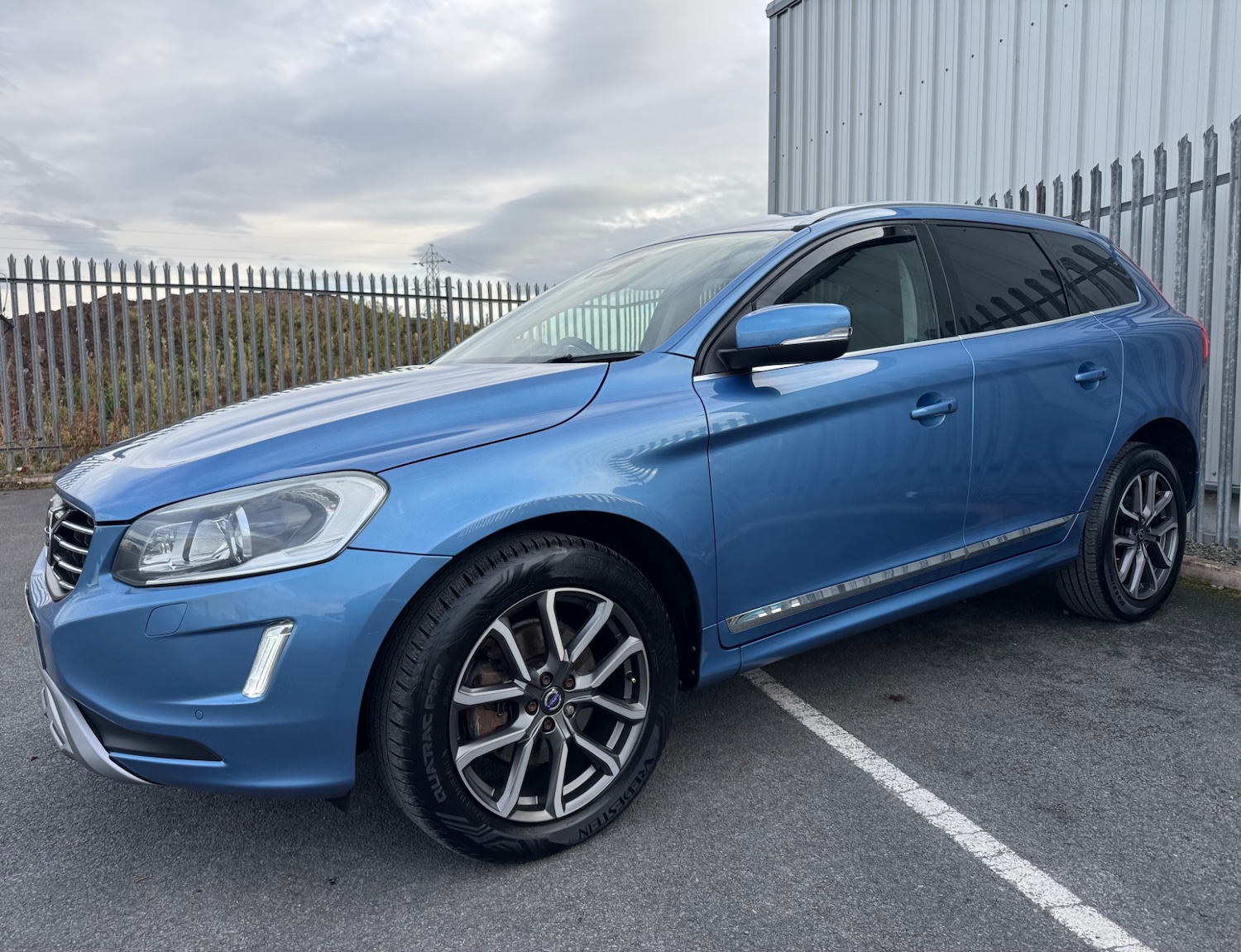 Used Volvo XC60 2015 for sale - 76357847: Photo 2
