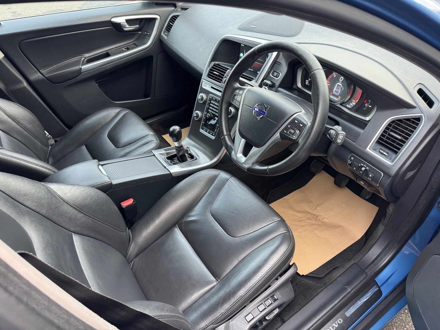 Used Volvo XC60 2015 for sale - 76357847: Photo 9