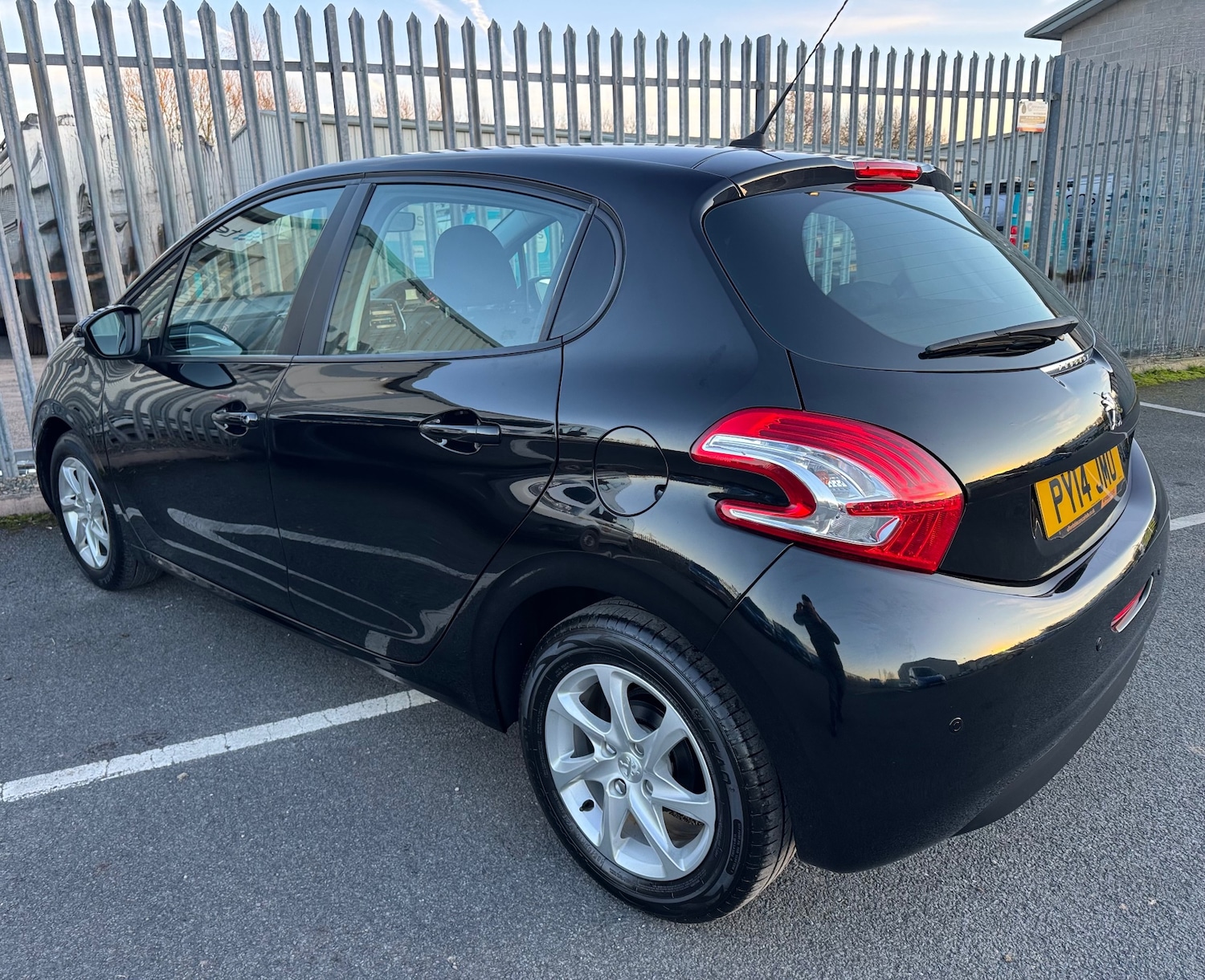 Used Peugeot 208 2014 for sale - 77548036: Photo 4