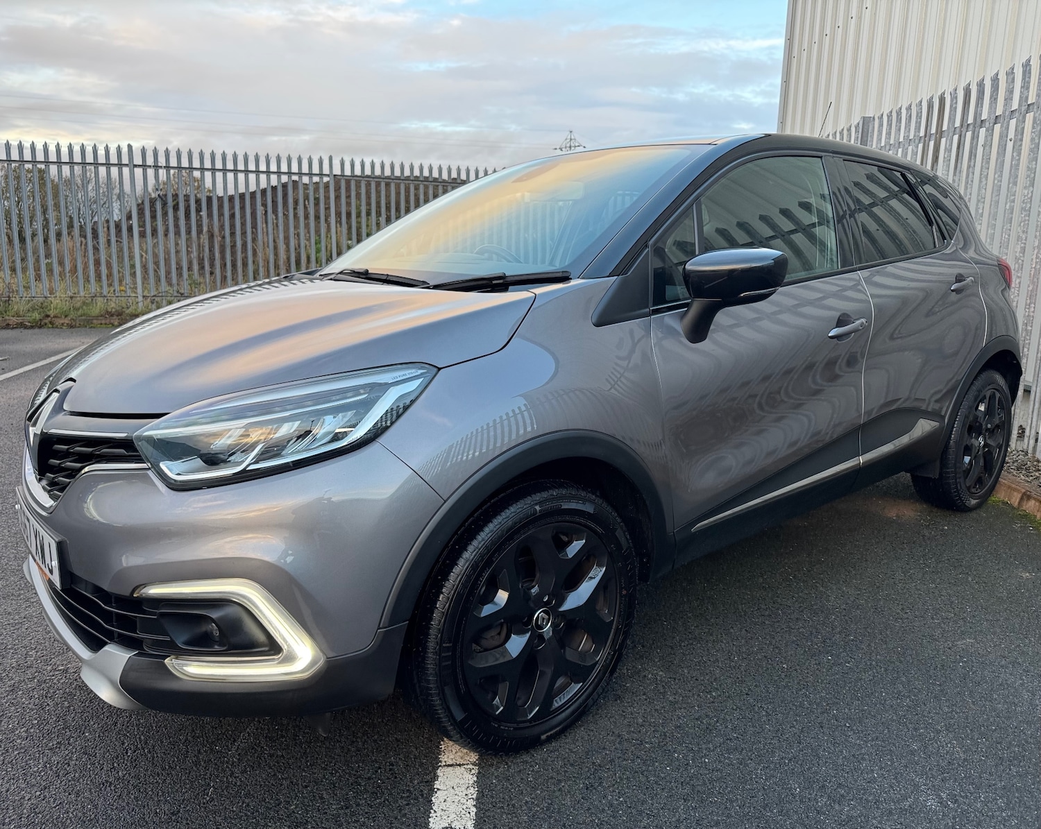 Used Renault Captur 2017 for sale - 76618823: Photo 2