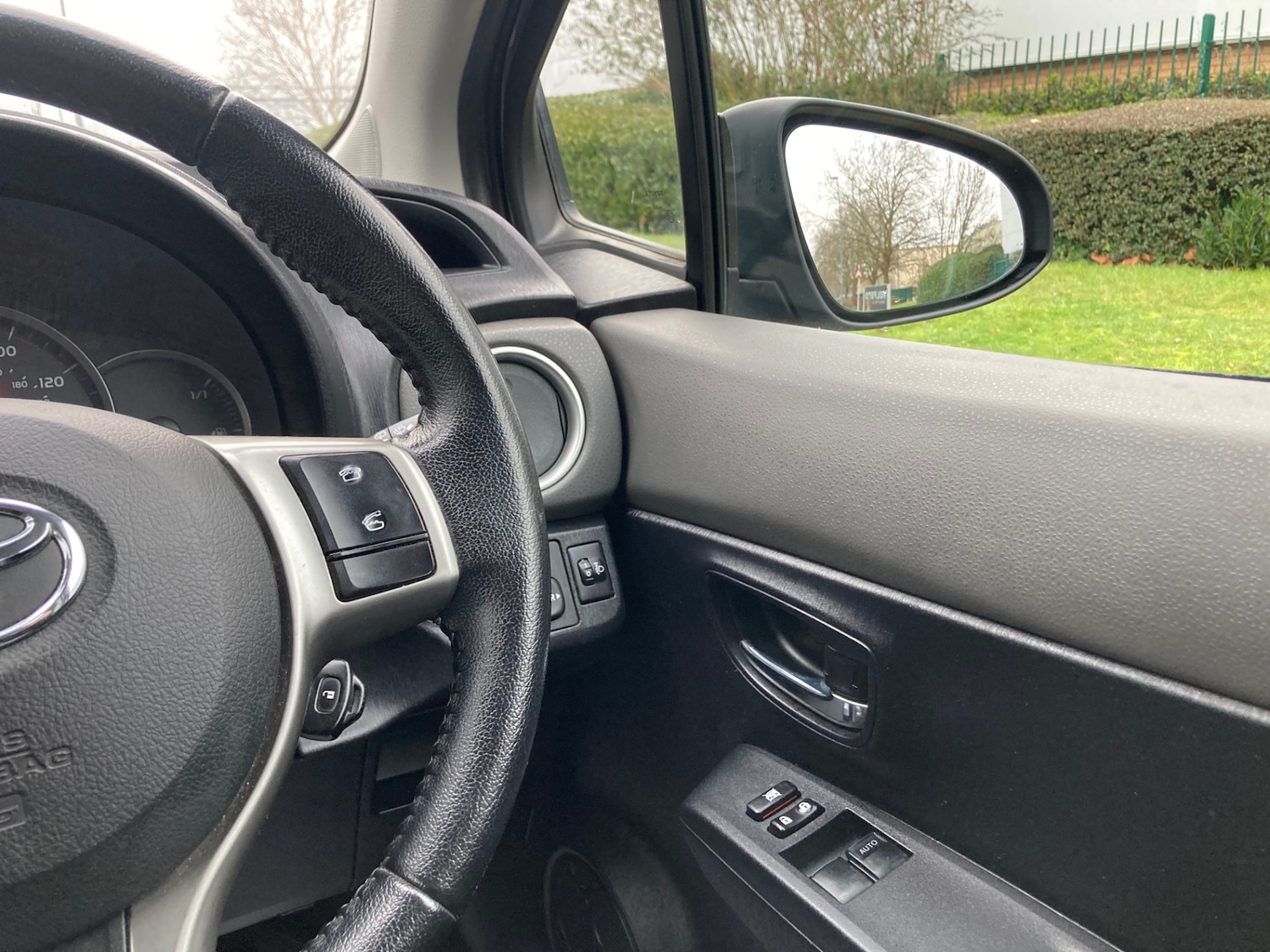 Used Toyota Yaris 2012 for sale - 77371111: Photo 21