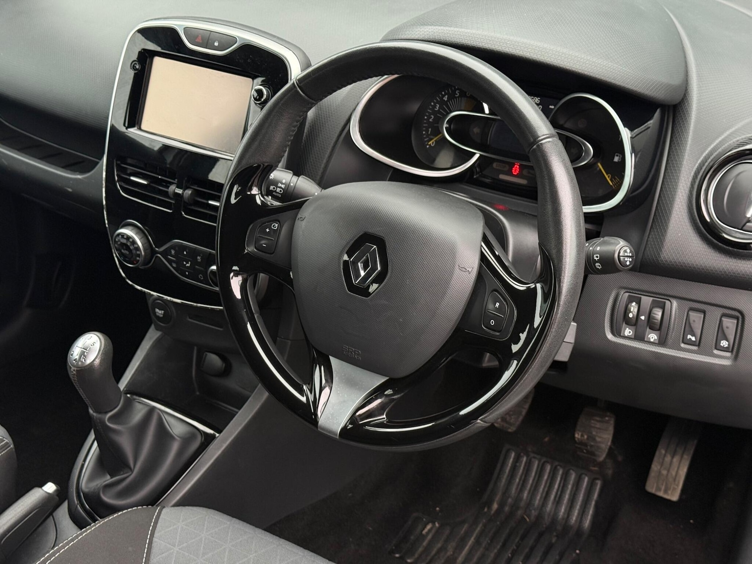 Used Renault Clio 2015 for sale - 76759505: Photo 3