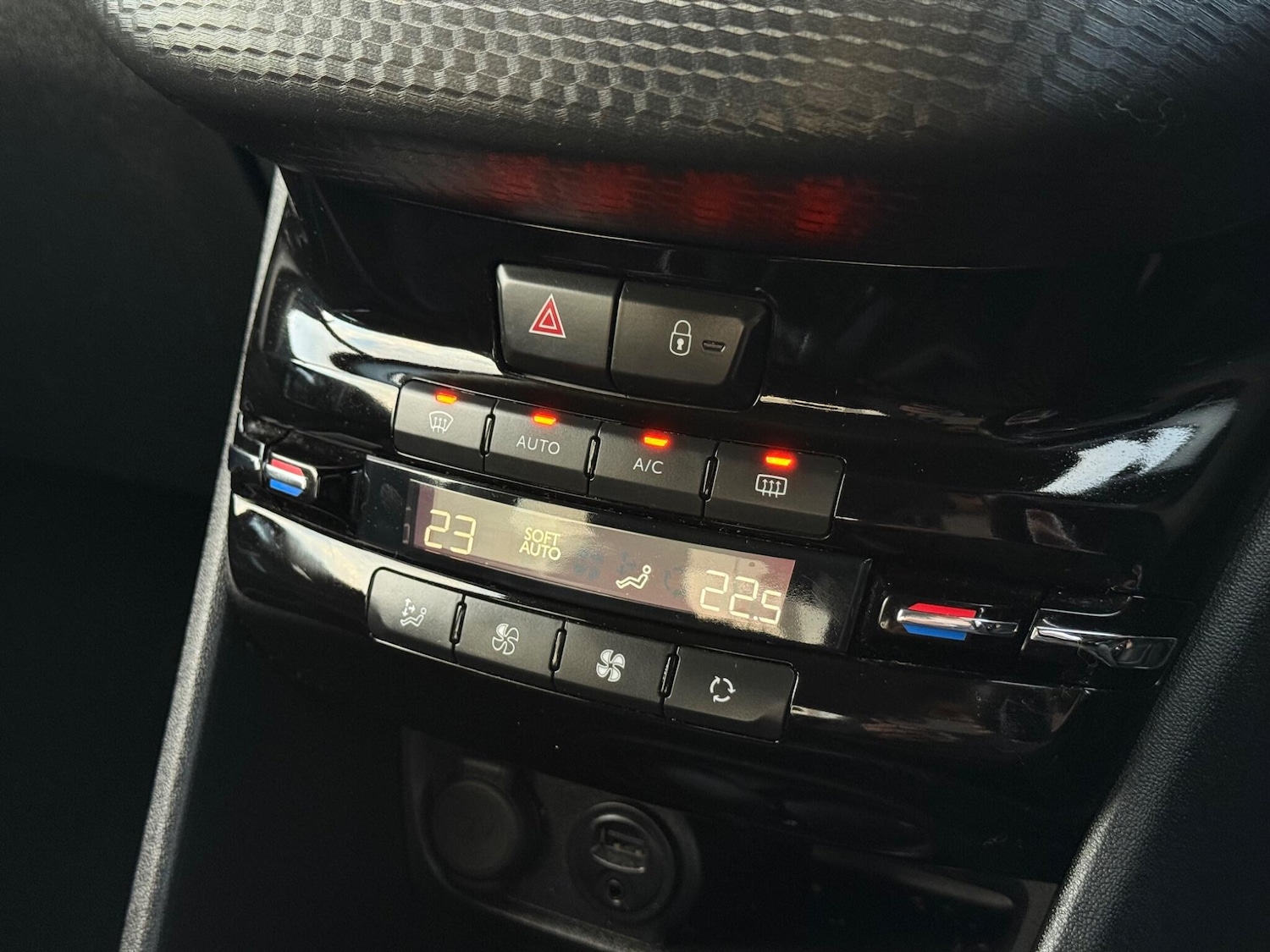 Used Peugeot 208 2016 for sale - 76681950: Photo 24