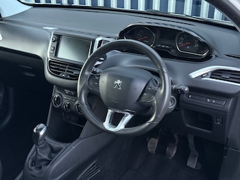 Used Peugeot 208 2015 for sale - 76329638: Photo