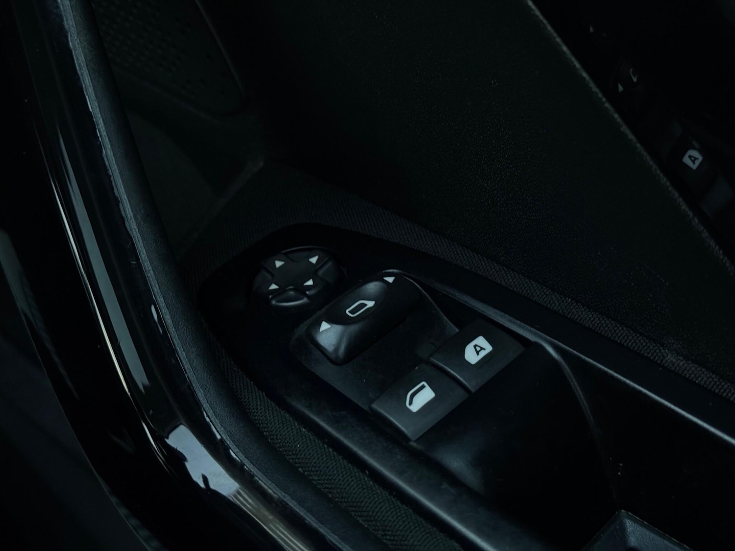 Used Peugeot 208 2015 for sale - 76759689: Photo 32