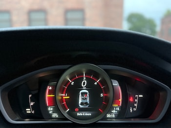 Used Volvo V40 2015 for sale - 79589049: Photo