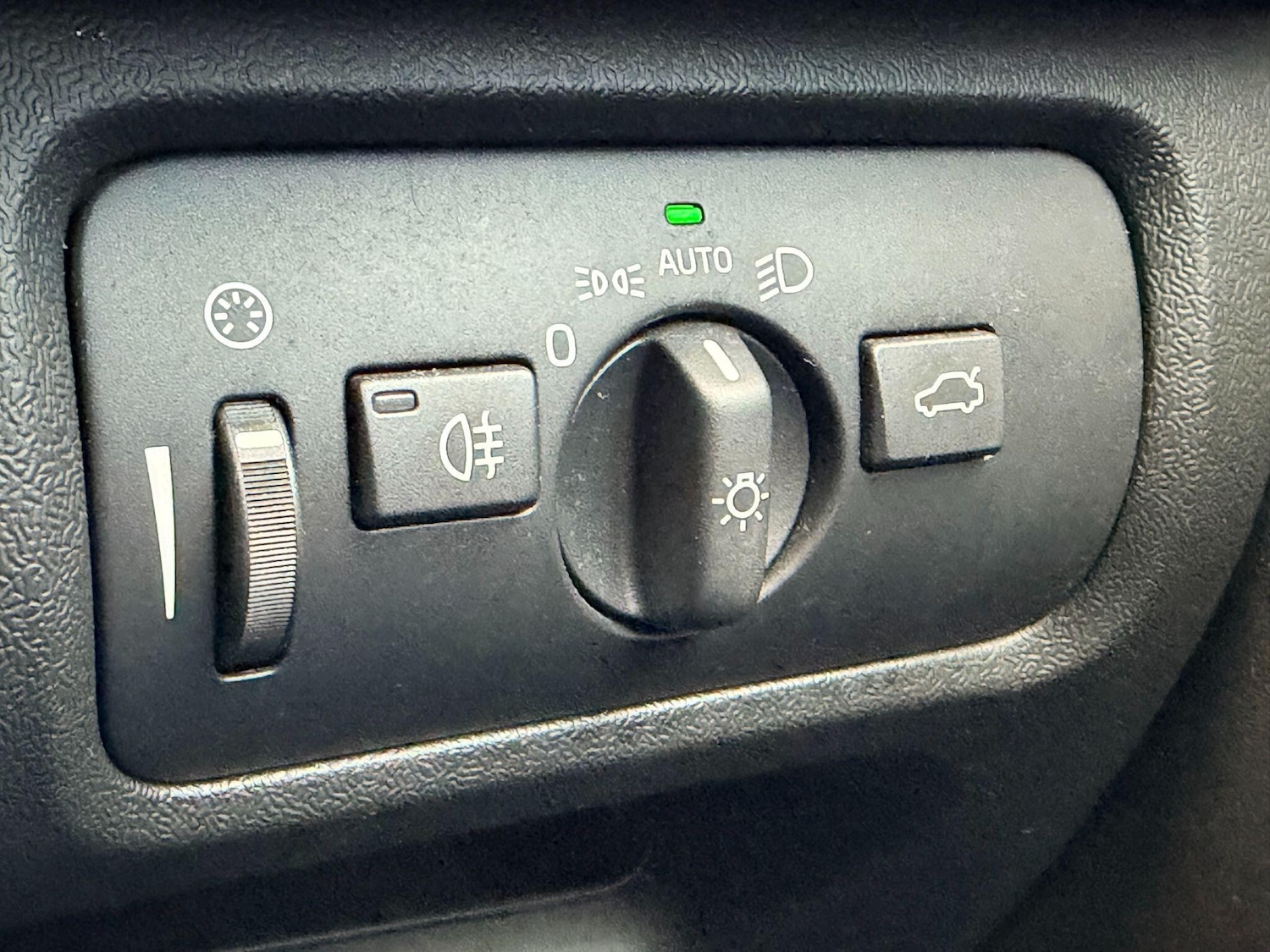 Used Volvo V40 2015 for sale - 77016752: Photo 21