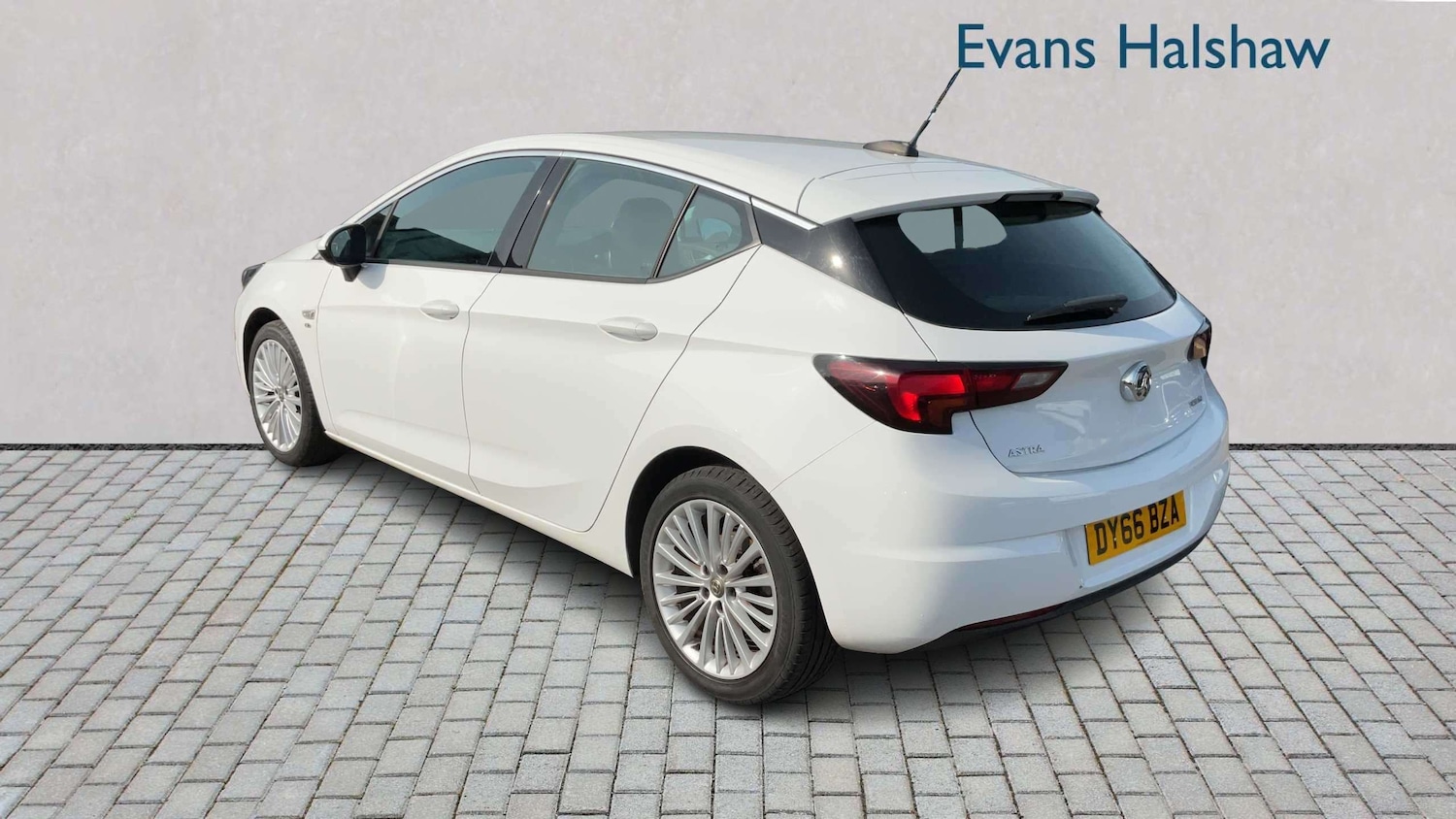 Used Vauxhall Astra 2016 for sale - 77996220: Photo 2